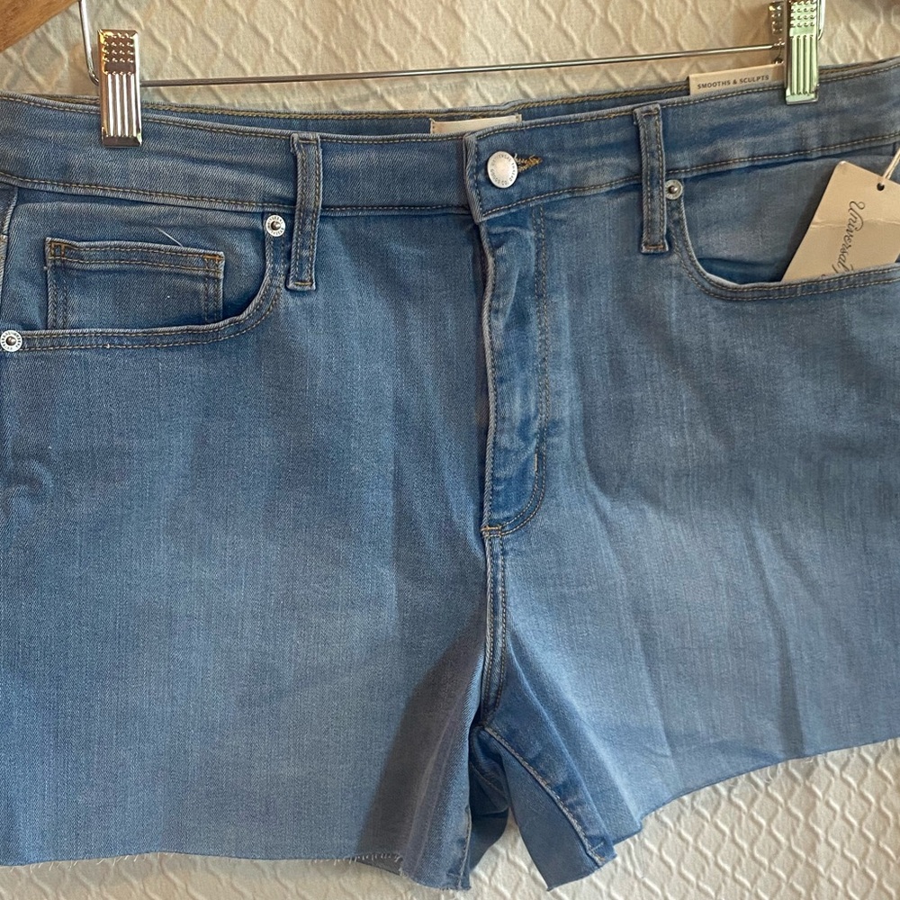 Universal Thread womens high rise midi Jean shorts. Size 14/32R. NWT.